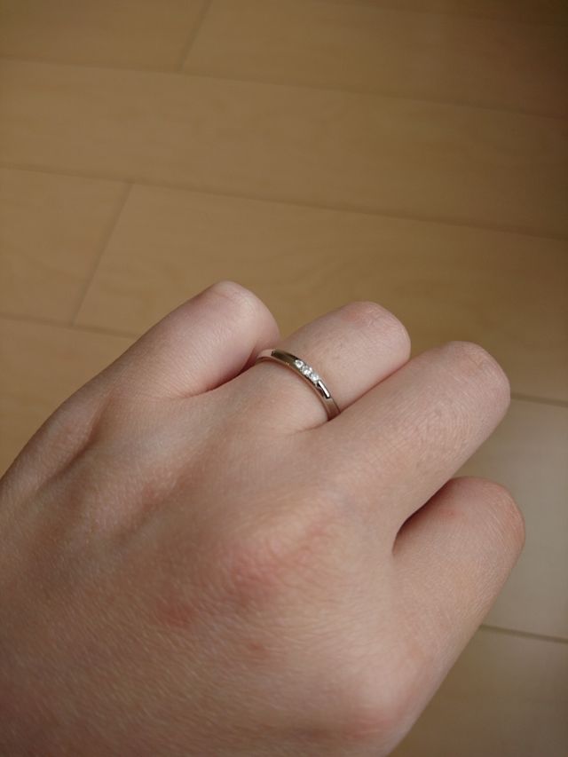 細めのダイヤが3つ並んでいるタイプを購入しました。