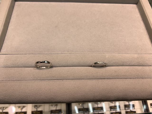 結婚指輪です。婚約指輪と似合うデザインを選びました。