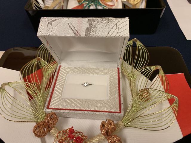 婚約指輪です。中央は大きく両隣に小さいダイヤが付いています。