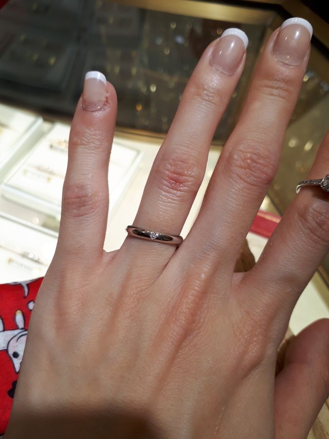 クラシックウェディングリングのダイヤが1石はいったものです