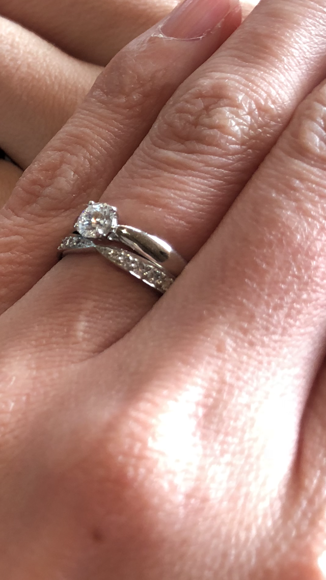 婚約指輪とのセットリングにしました。