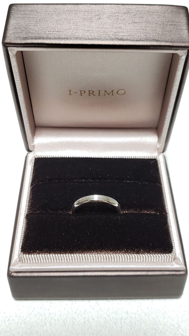 購入時に頂いたボックスに指輪を置いている様子