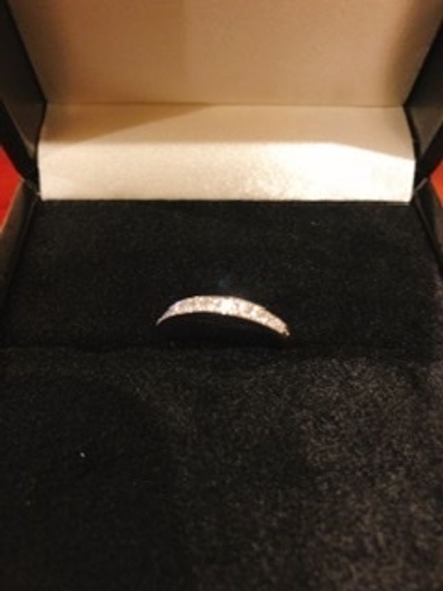 種類はエタニティ、プラチナの指輪です。　