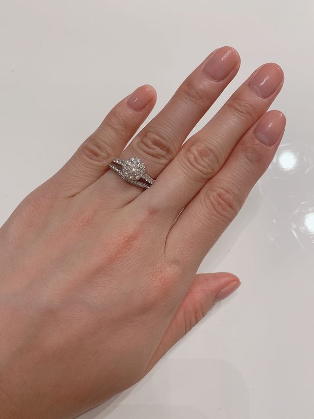 カルティエのバレリーナと重ね付けの相性も抜群です。