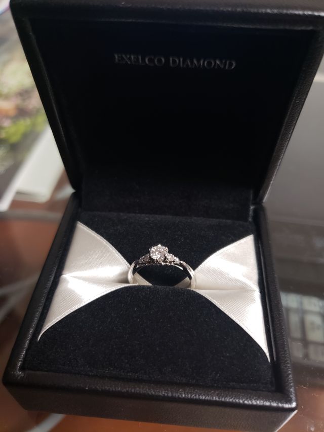 エクセルコダイヤモンドさんの婚約指輪です。