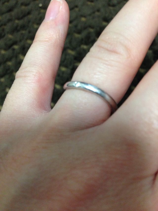 表面に小さなダイヤが埋め込まれたプラチナリングです