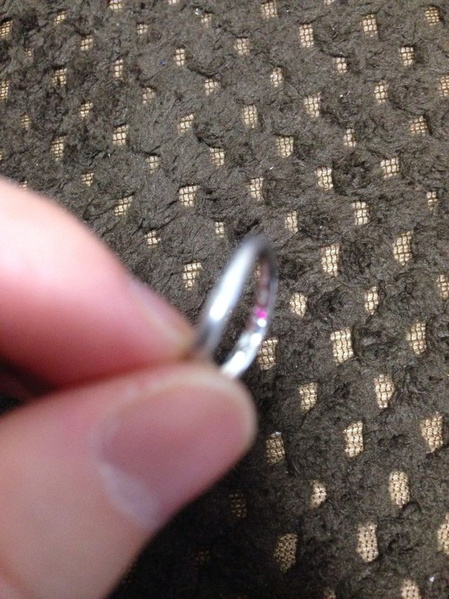 内側には誕生石のルビーが埋め込まれています