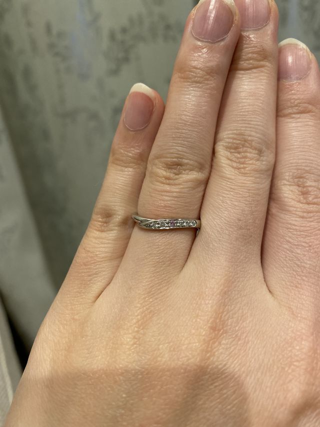 ダイヤモンド6つの内1粒はピンクの石を入れました☆