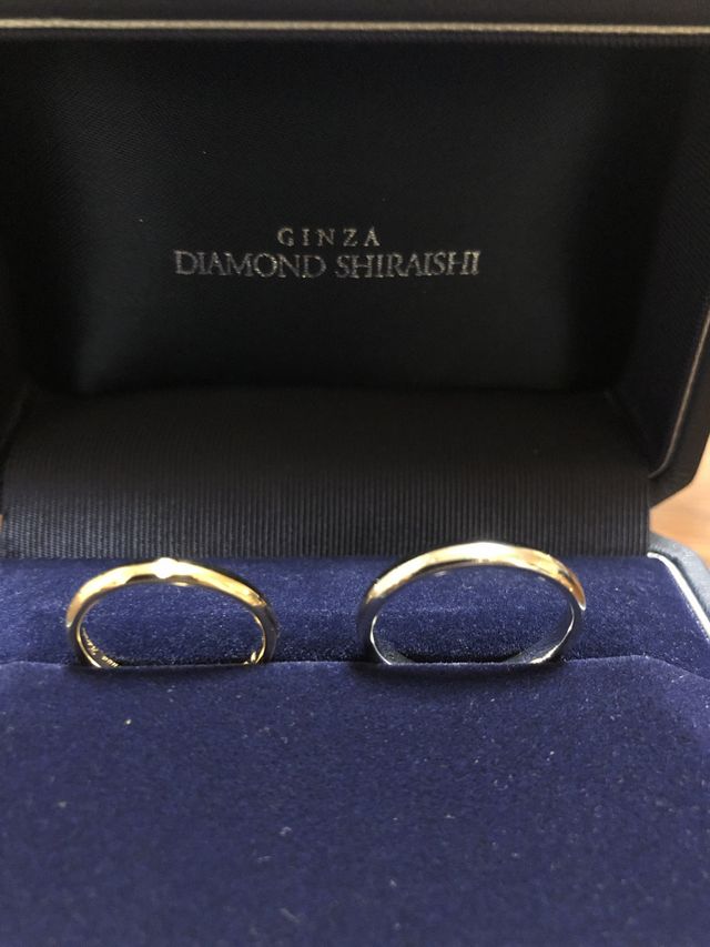 指輪の写真です。右が新郎左が新婦です。