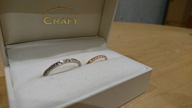 お互いに相手のために作った結婚指輪です。