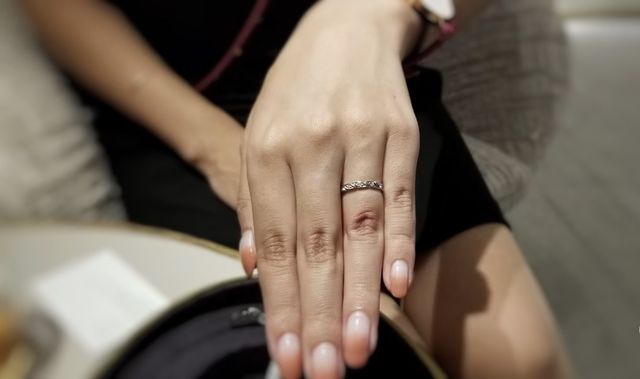 トルサードにダイヤがいくつもついているデザインです。