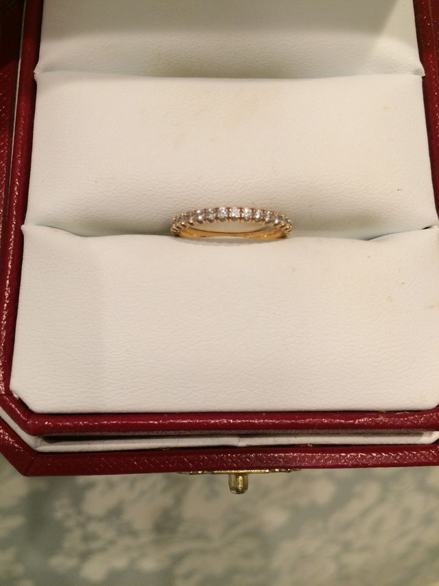 小さなダイヤで出来た指輪です。
