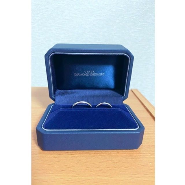 イニシャルとお互いの誕生石を入れました。