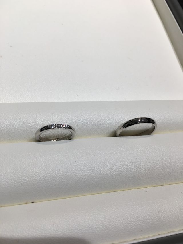 リングのみをアップにした写真。左が私で、右が旦那さん。