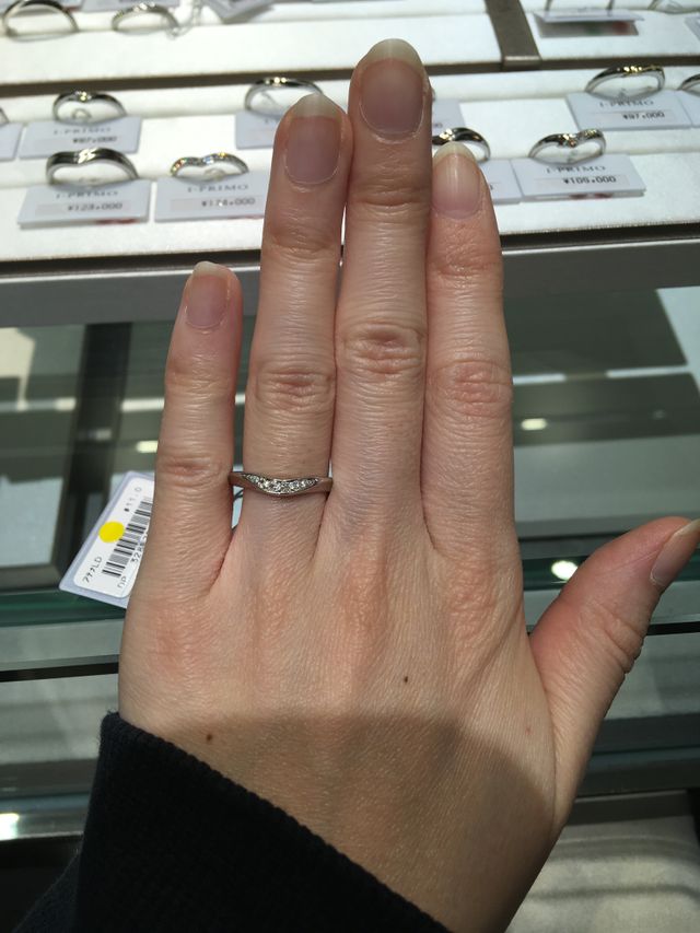 中央に5石ダイヤモンドが置かれています。