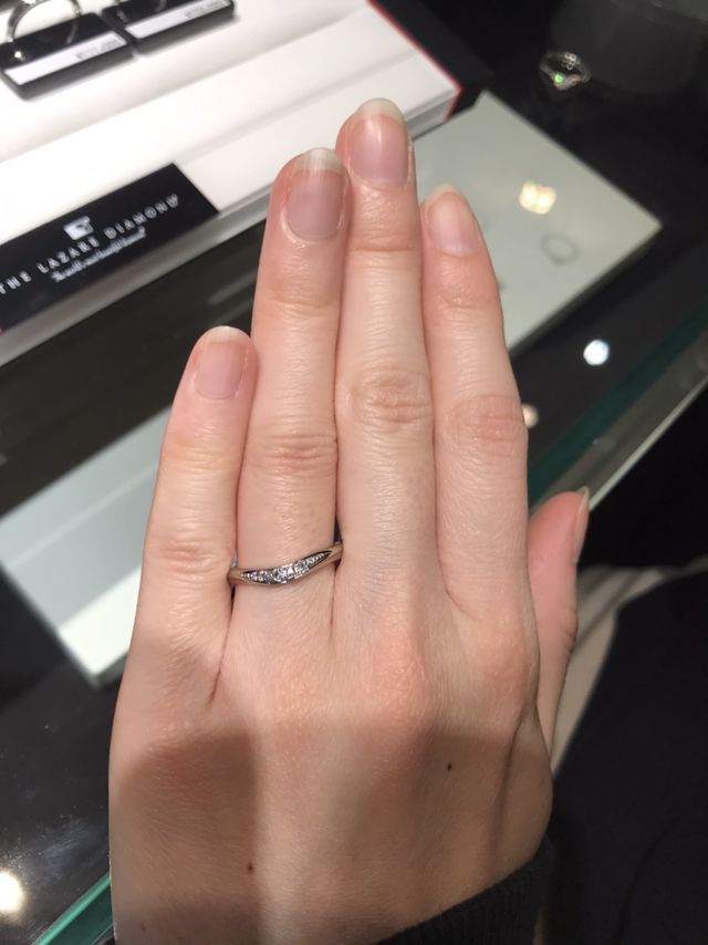 ゆるいウェーブの指輪です。