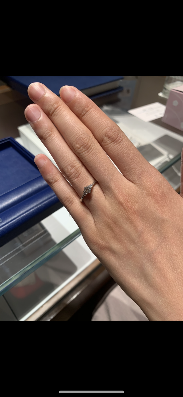 婚約指輪試着時