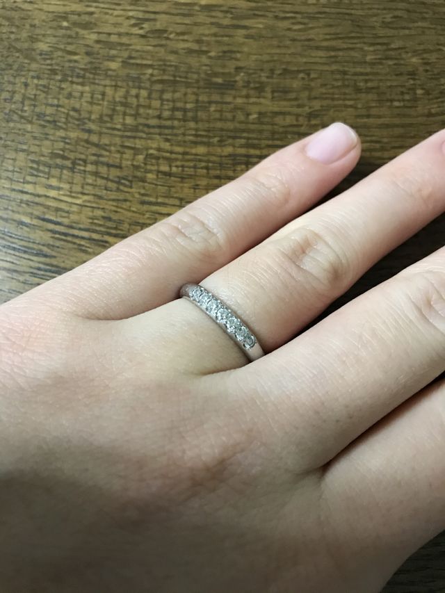 着用画像です。ダイヤが7つ、輝いています。