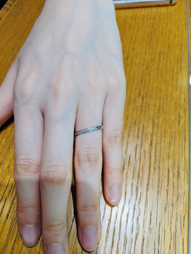 ダイヤの入り方がユニークな指輪。ダイヤの輝きがよく分かる。