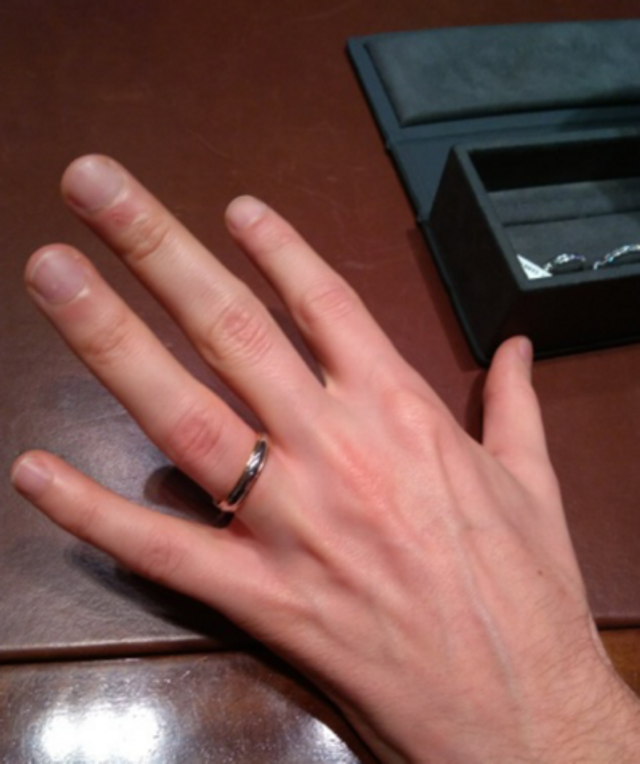 指輪を着けている写真