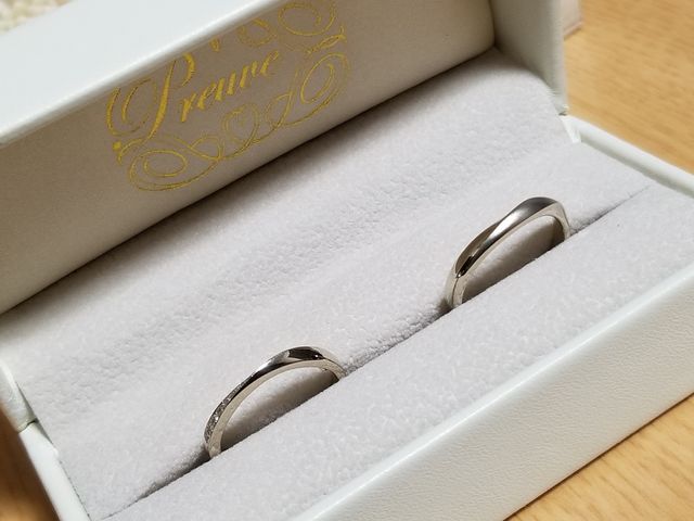 指が細く見えてつけている感じが少ない物