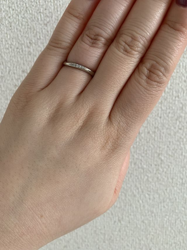 プラチナで、ダイヤが埋め込まれています。