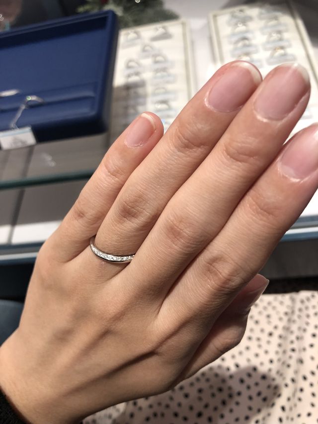 上半分に半周ダイヤモンドがついているデザインです。