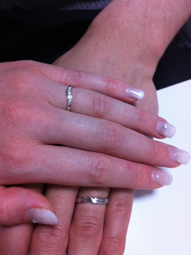 下の手が旦那、上の手が私の手です。