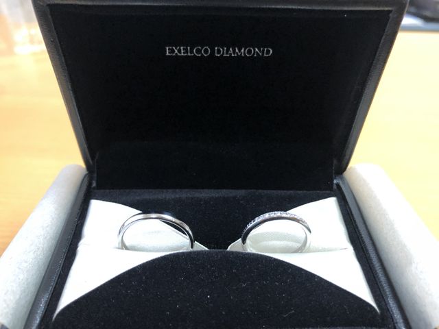 妻のリングは婚約指輪とセットとなるデザインで似合ってます。