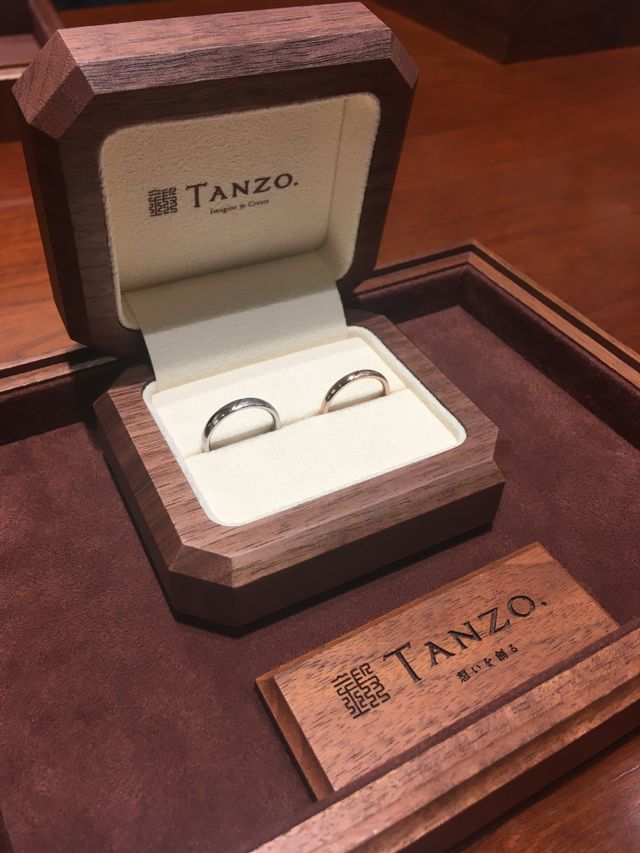 プラチナにアイスマットの加工を半面施しオリジナルさを出した。