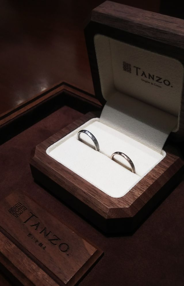 ウォールナットの一枚板のケースは重厚感があります。