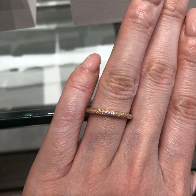 ダイヤ3つの婚約指輪です。