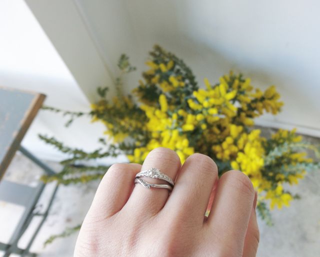上が婚約指輪。結婚指輪と重ね付けしてみました。