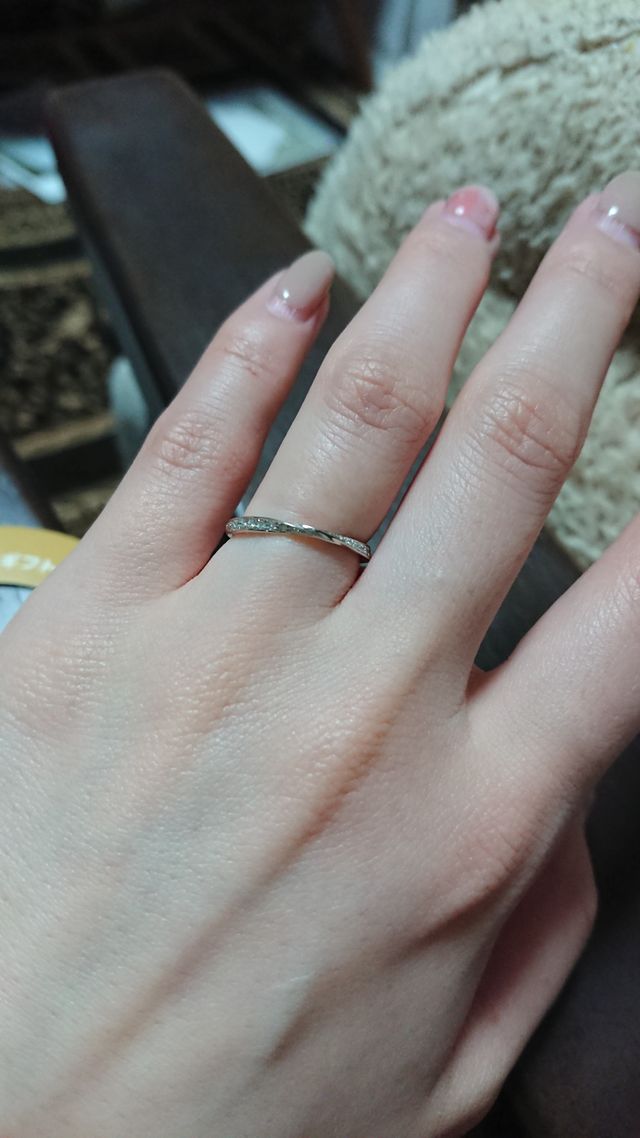 細めのリング。号数のサンプルリングより少し小さく感じた。