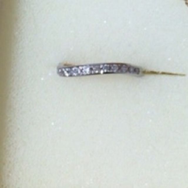 ほんのりカーブのかかったハーフエタニティ。パヴェです。