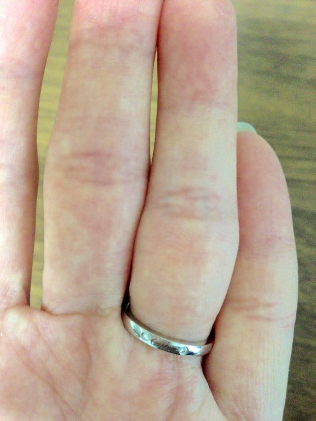 裏はカルティエの文字と２粒ダイヤ