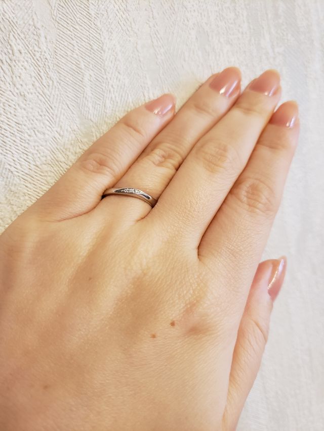 緩やかなS字なので人によっては斜めのデザインに見えるかも