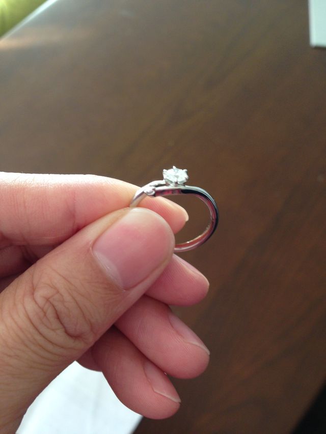 絶妙なねじれとピンクダイヤモンドが魅力的です。