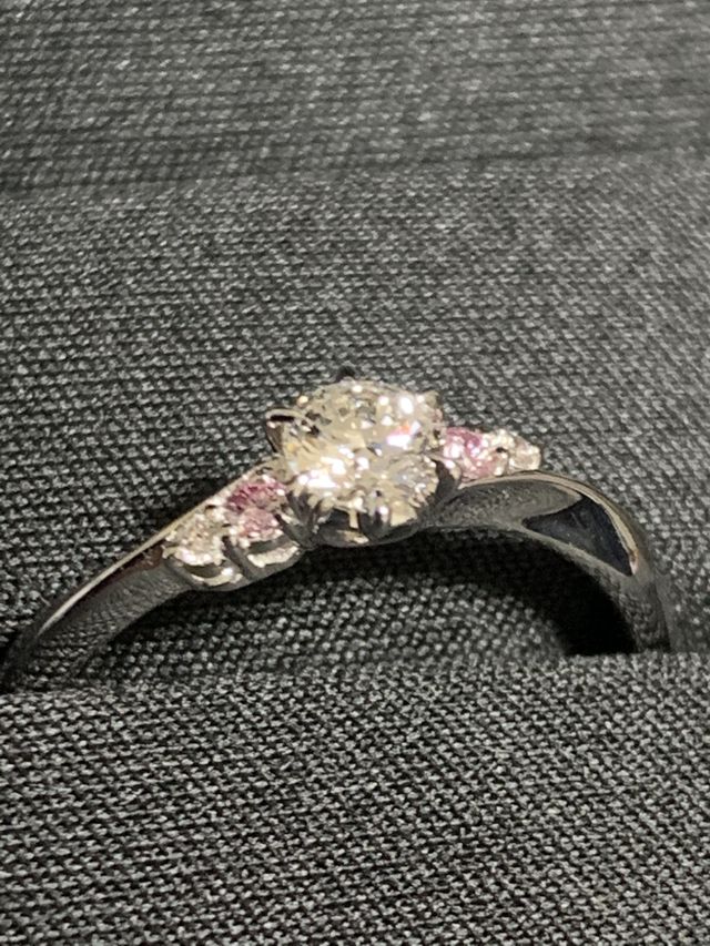 ピンクダイヤがとても綺麗です。