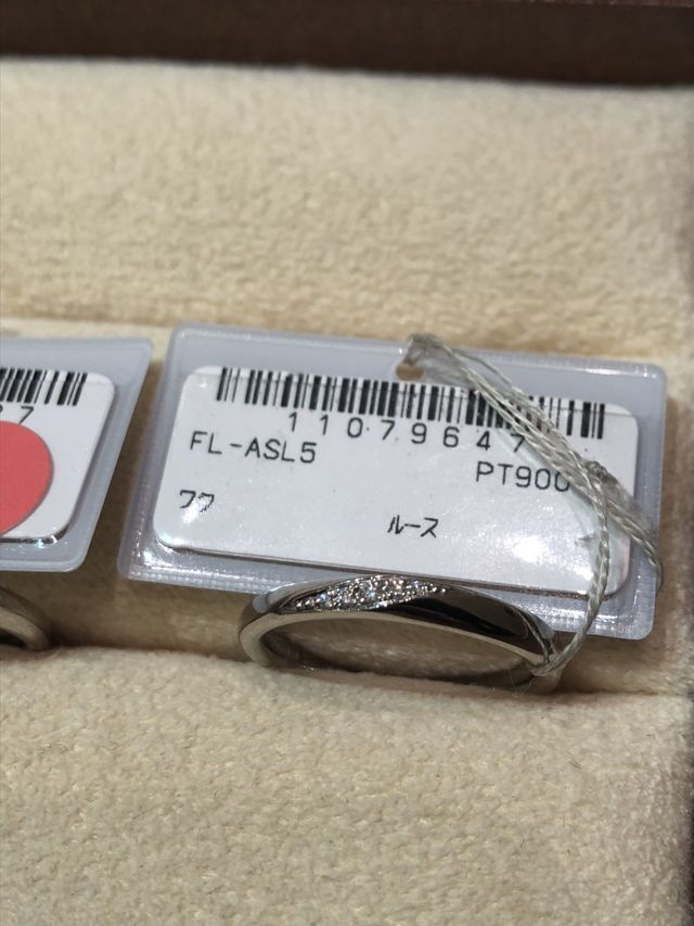 ストレートリングでダイヤの輝きがきれいに見えます。