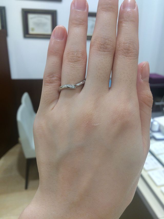 引きで見た時の写真で照明は普通、実際の色合いなどど近いです