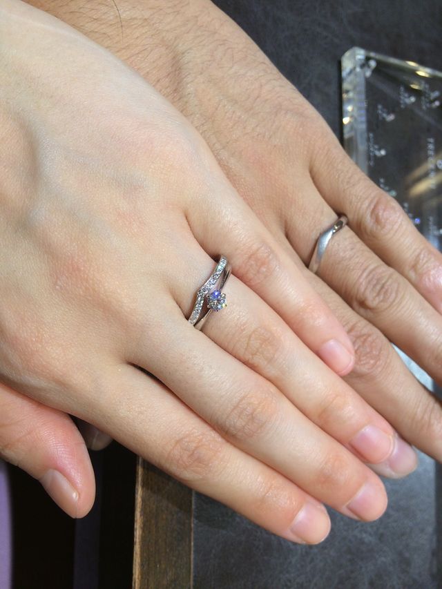 婚約指輪はイミテーションで重ね付け装着時のイメージ用です。