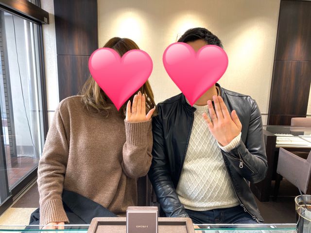 指輪の引き取りの時に店員さんが撮ってくださいました。