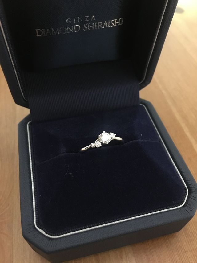 いくつか小さなダイヤモンドも散りばめられています
左右非対称