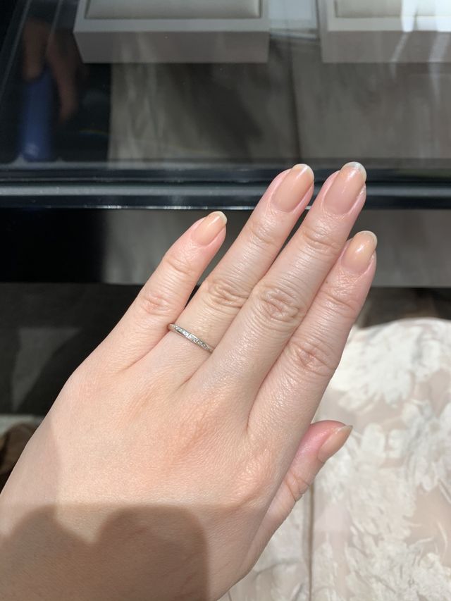 手に馴染むストレートの指輪