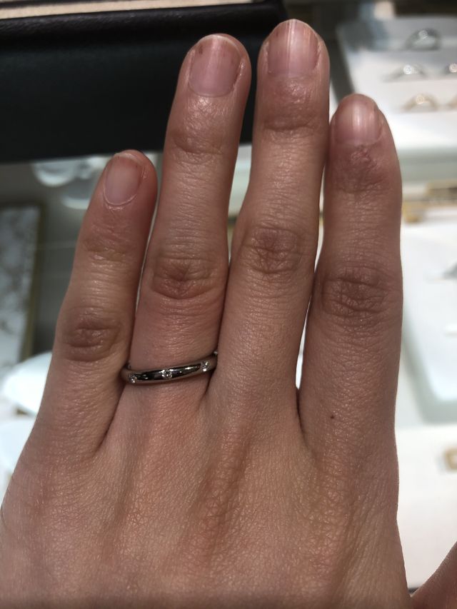 ダイヤモンドが3つあり、シンプルで丸みのあるデザイン