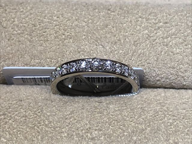 真ん中に花を型どったダイヤとハーフエタニティの指輪