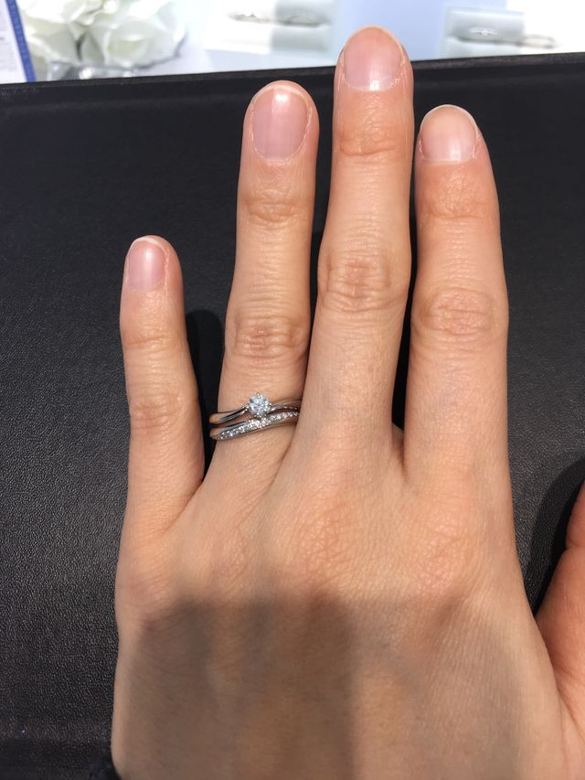 ウェーブになっていて指が細く見え、大人っぽいデザインです。