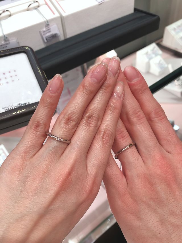 真ん中にピンクダイヤモンドが入ったタイプ