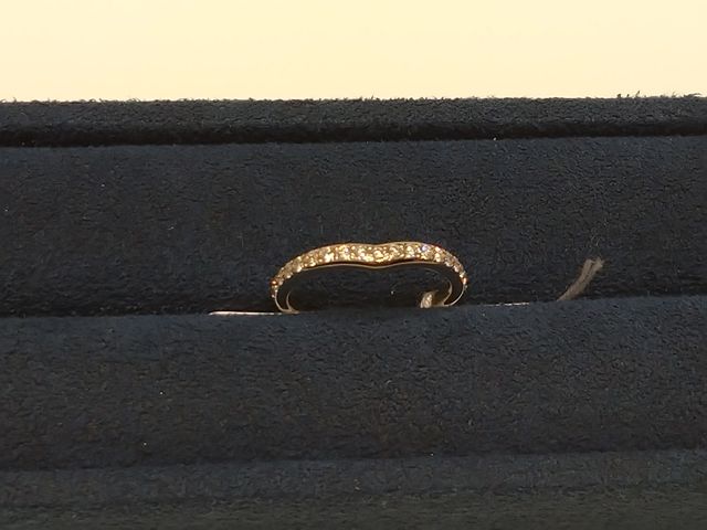 緩やかなV字型のハーフエタニティリングです。